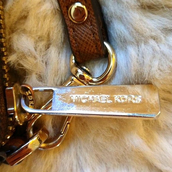 VGUC Michael kors phone wallet / wristlet. - Picture 4 of 5